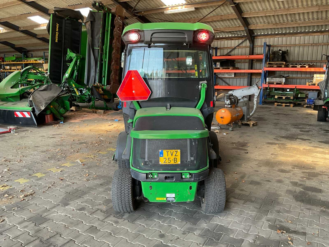 John Deere 1585 TerrainCut - Kerti fűkasza: 4 kép. John Deere 1585 TerrainCut - Kerti fűkasza: 4 kép.