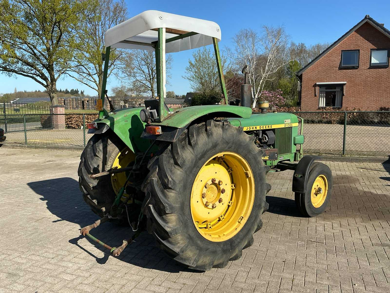 John Deere 2130 - Traktor: 4 kép. John Deere 2130 - Traktor: 4 kép.
