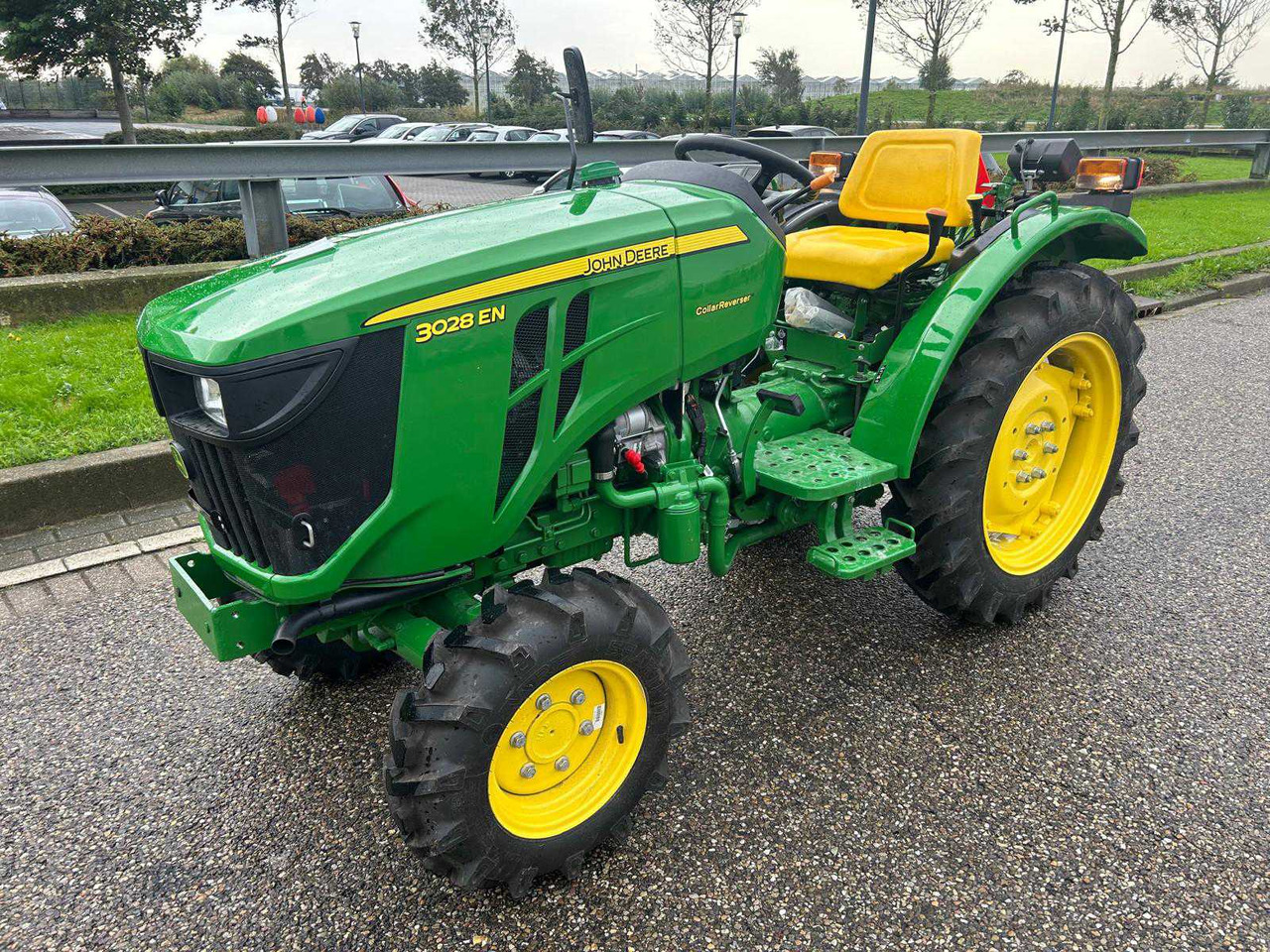 John Deere 3028 EN - Kistraktor: 1 kép. John Deere 3028 EN - Kistraktor: 1 kép.