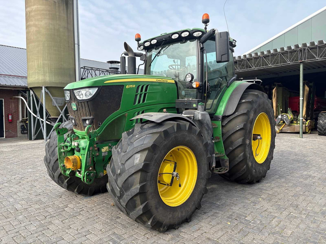 John Deere 6215R - Traktor: 1 kép. John Deere 6215R - Traktor: 1 kép.