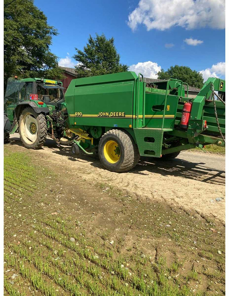 John Deere 690 - Kocka bálázó: 2 kép. John Deere 690 - Kocka bálázó: 2 kép.