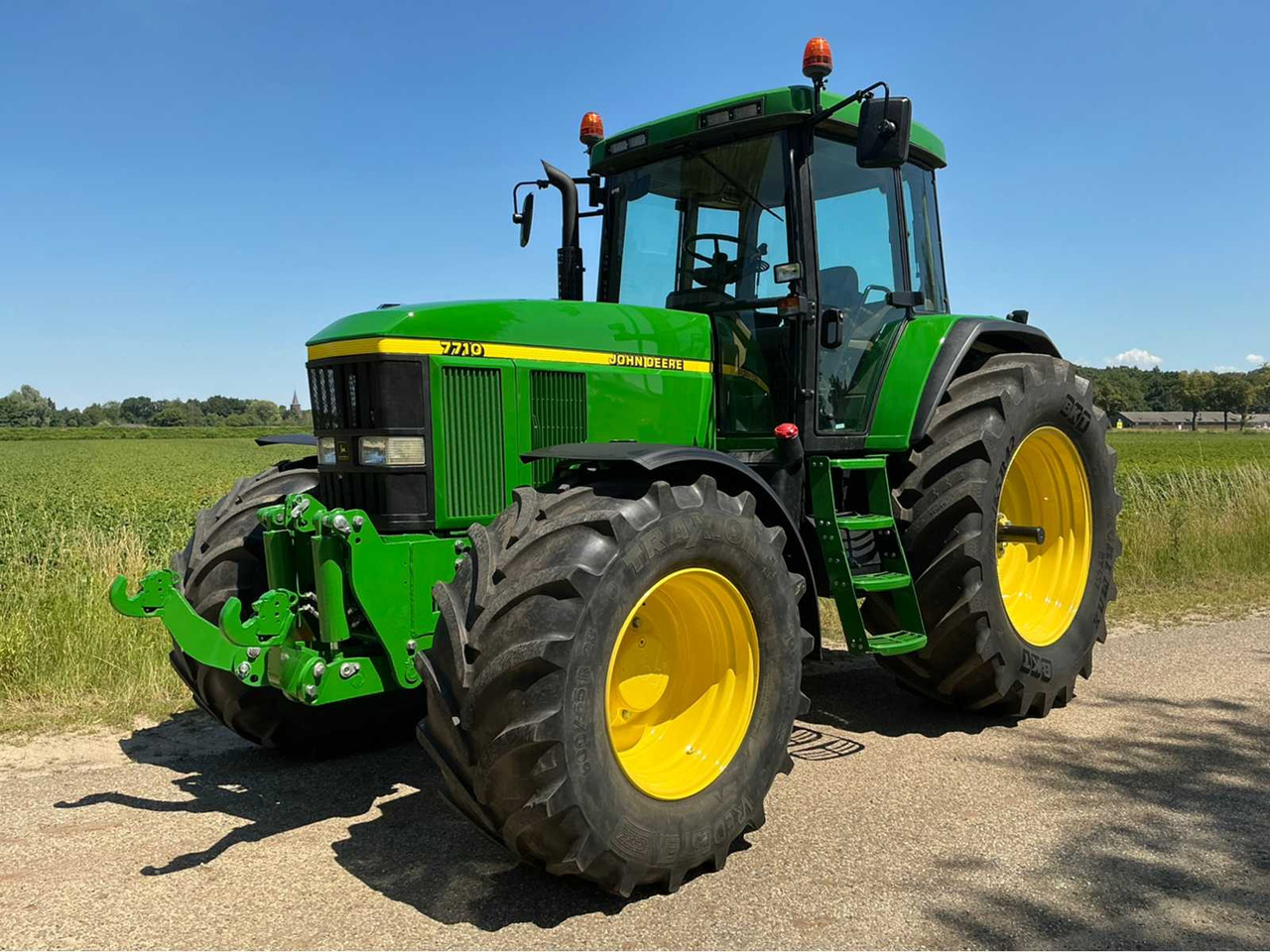 John Deere 7710 - Traktor: 1 kép. John Deere 7710 - Traktor: 1 kép.
