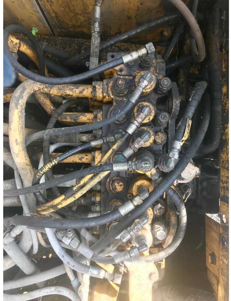 KOMATSU - Lánctalpas kotró: 5 kép. KOMATSU - Lánctalpas kotró: 5 kép.