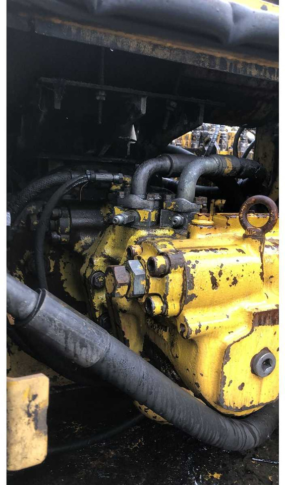 KOMATSU - Lánctalpas kotró: 3 kép. KOMATSU - Lánctalpas kotró: 3 kép.