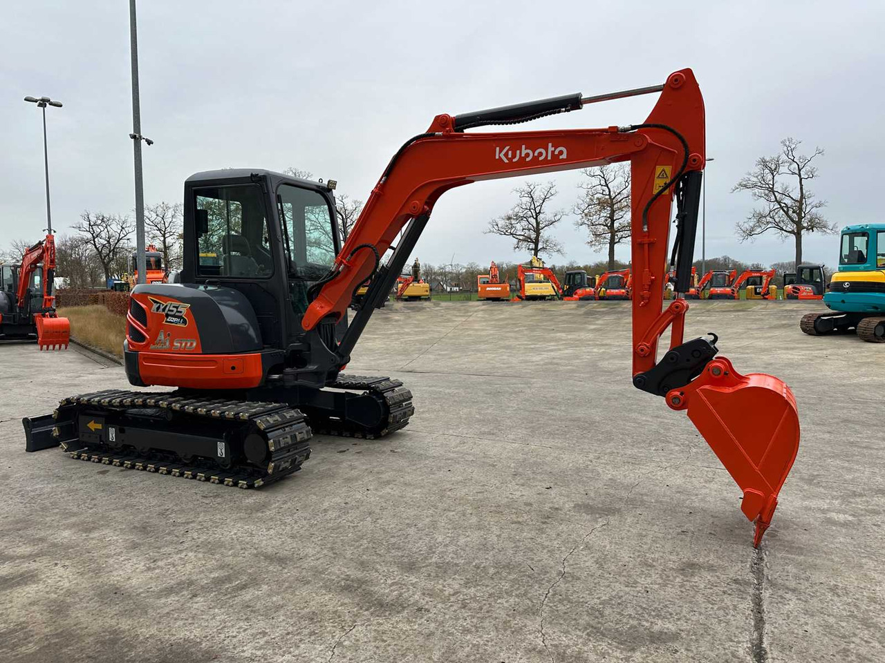 KUBOTA - 2012 - KX155-3SZ - MIDI EXCAVATOR - Kotrógép: 3 kép. KUBOTA - 2012 - KX155-3SZ - MIDI EXCAVATOR - Kotrógép: 3 kép.