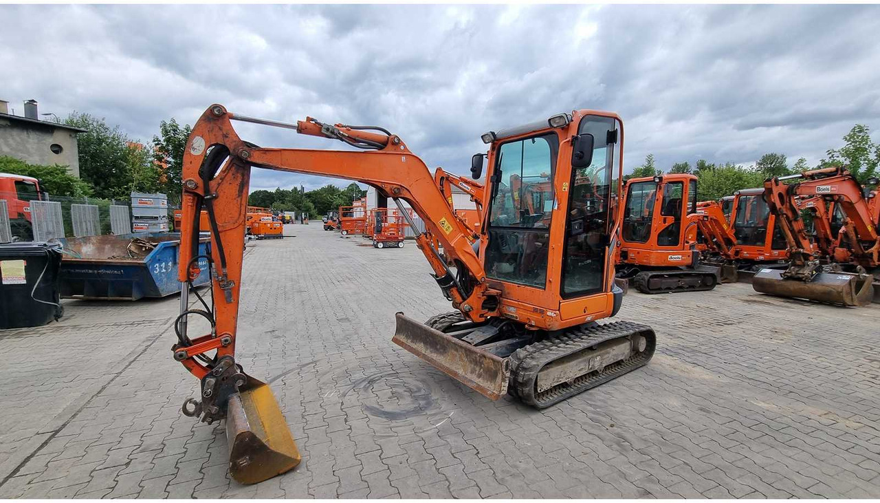 KUBOTA U27-4 - Minikotró: 2 kép. KUBOTA U27-4 - Minikotró: 2 kép.