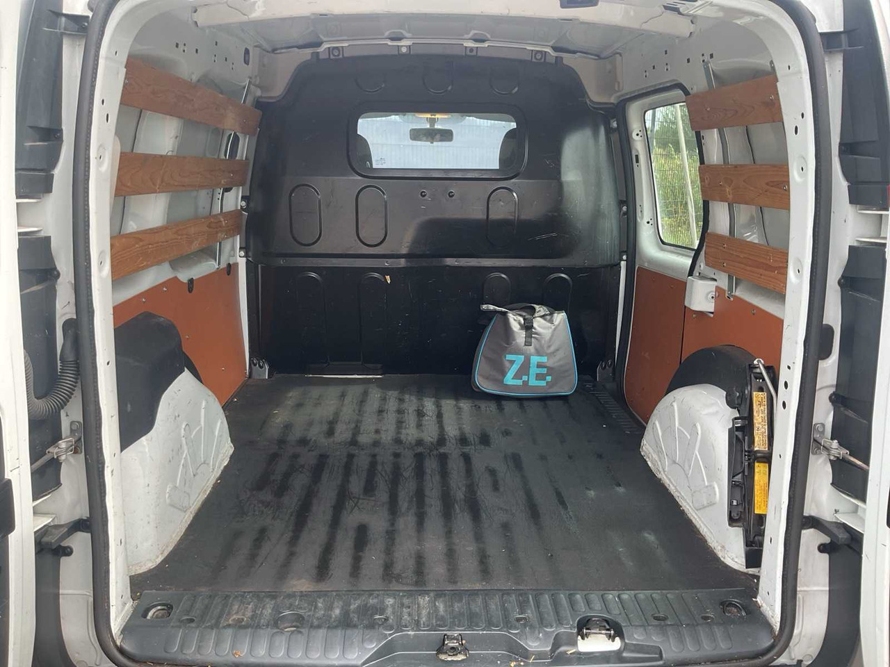 2013 - RENAULT - KANGOO EXPRESS - Z.E. - COMMERCIAL VEHICLE - Kisteherautó: 5 kép. 2013 - RENAULT - KANGOO EXPRESS - Z.E. - COMMERCIAL VEHICLE - Kisteherautó: 5 kép.