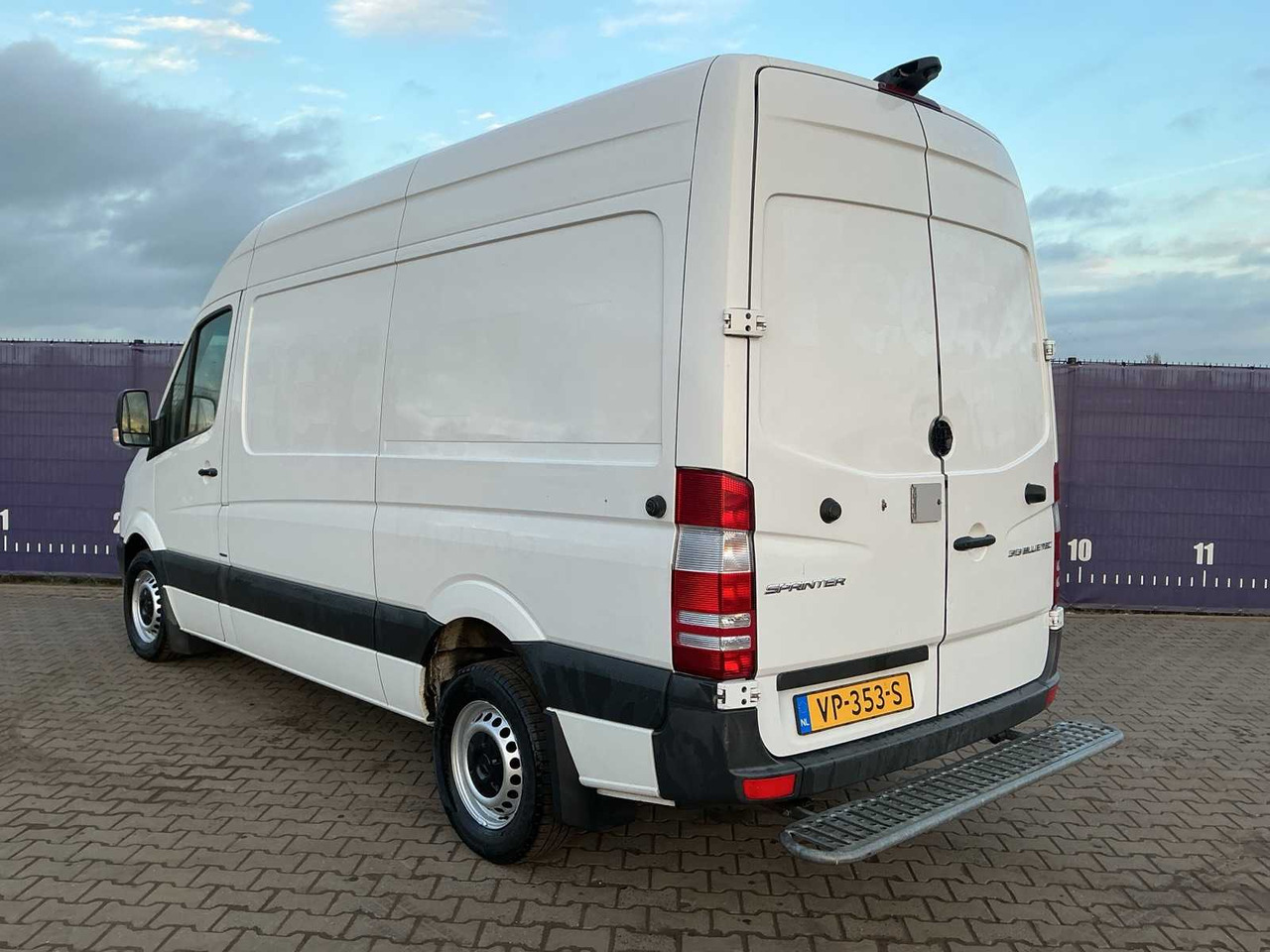 2015 - MERCEDES-BENZ - SPRINTER - 413 2.2 CDI 366 HDDC - COMMERCIAL VEHICLE - Kisteherautó: 3 kép. 2015 - MERCEDES-BENZ - SPRINTER - 413 2.2 CDI 366 HDDC - COMMERCIAL VEHICLE - Kisteherautó: 3 kép.