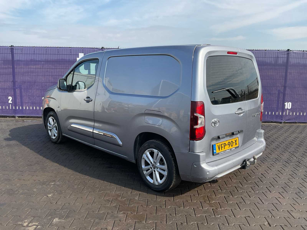 2020 - TOYOTA - PROACE CITY - 1.5 D-4D INNOVATOR - COMMERCIAL VEHICLE - Kisteherautó: 3 kép. 2020 - TOYOTA - PROACE CITY - 1.5 D-4D INNOVATOR - COMMERCIAL VEHICLE - Kisteherautó: 3 kép.