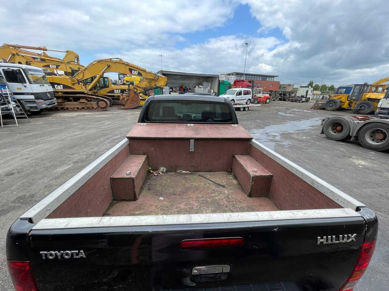 TOYOTA - HILUX - 2.5 D-4D SX XTRA CAB - COMMERCIAL VEHICLE - Kisteherautó: 3 kép. TOYOTA - HILUX - 2.5 D-4D SX XTRA CAB - COMMERCIAL VEHICLE - Kisteherautó: 3 kép.