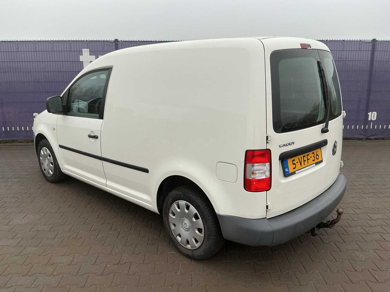 VOLKSWAGEN CADDY COMMERCIAL VEHICLE - Kisteherautó: 3 kép. VOLKSWAGEN CADDY COMMERCIAL VEHICLE - Kisteherautó: 3 kép.