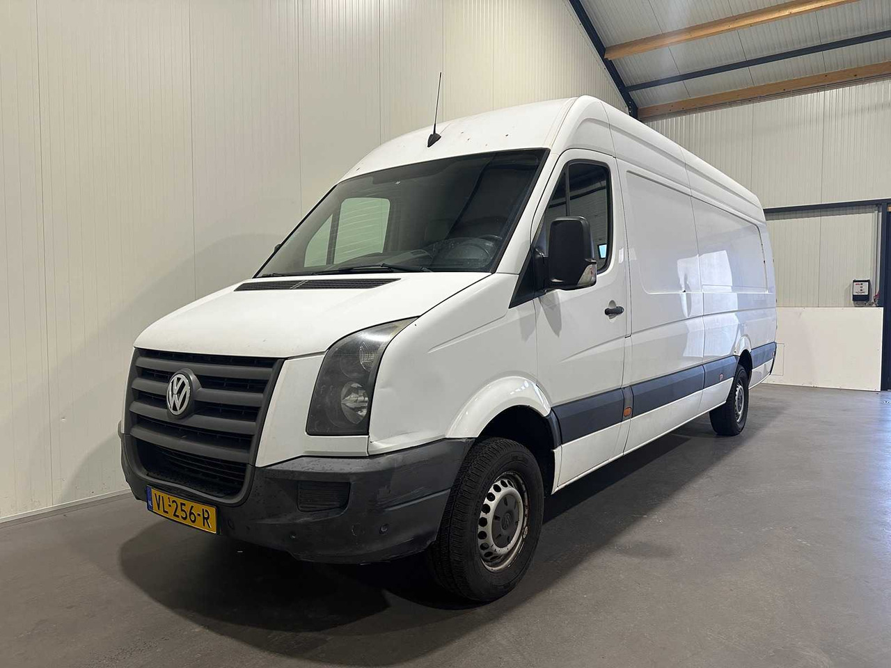 VOLKSWAGEN CRAFTER 46 2.5 TDI L3 VL-256-R - Kisteherautó: 1 kép. VOLKSWAGEN CRAFTER 46 2.5 TDI L3 VL-256-R - Kisteherautó: 1 kép.