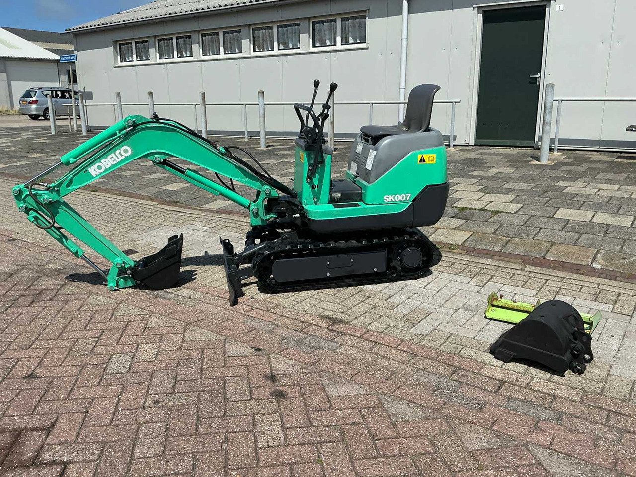 Kobelco SK007 - Minikotró: 4 kép. Kobelco SK007 - Minikotró: 4 kép.