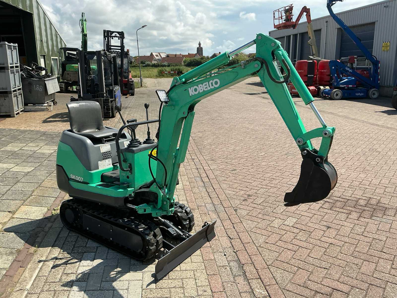 Kobelco SK007 - Minikotró: 3 kép. Kobelco SK007 - Minikotró: 3 kép.