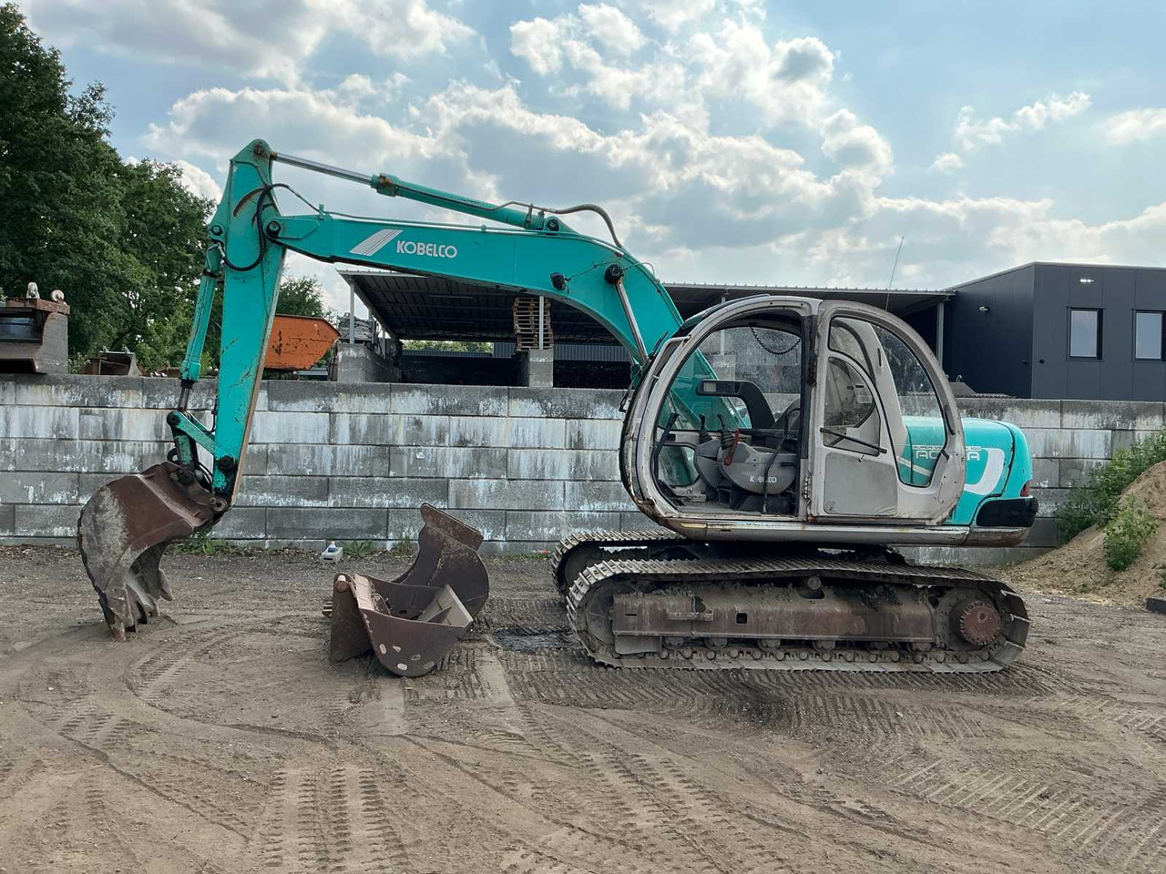 Kobelco SK100 - Lánctalpas kotró: 2 kép. Kobelco SK100 - Lánctalpas kotró: 2 kép.