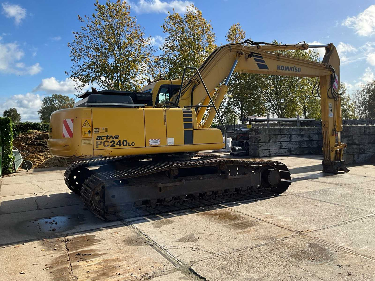 Komatsu Active PC240LC - Lánctalpas kotró: 3 kép. Komatsu Active PC240LC - Lánctalpas kotró: 3 kép.