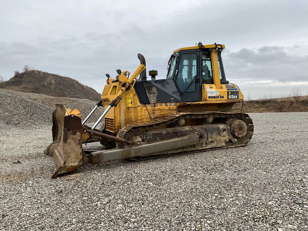 Komatsu D65EX - Buldózer: 2 kép. Komatsu D65EX - Buldózer: 2 kép.