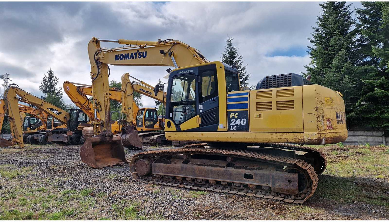Komatsu PC 240 LC - Lánctalpas kotró: 4 kép. Komatsu PC 240 LC - Lánctalpas kotró: 4 kép.