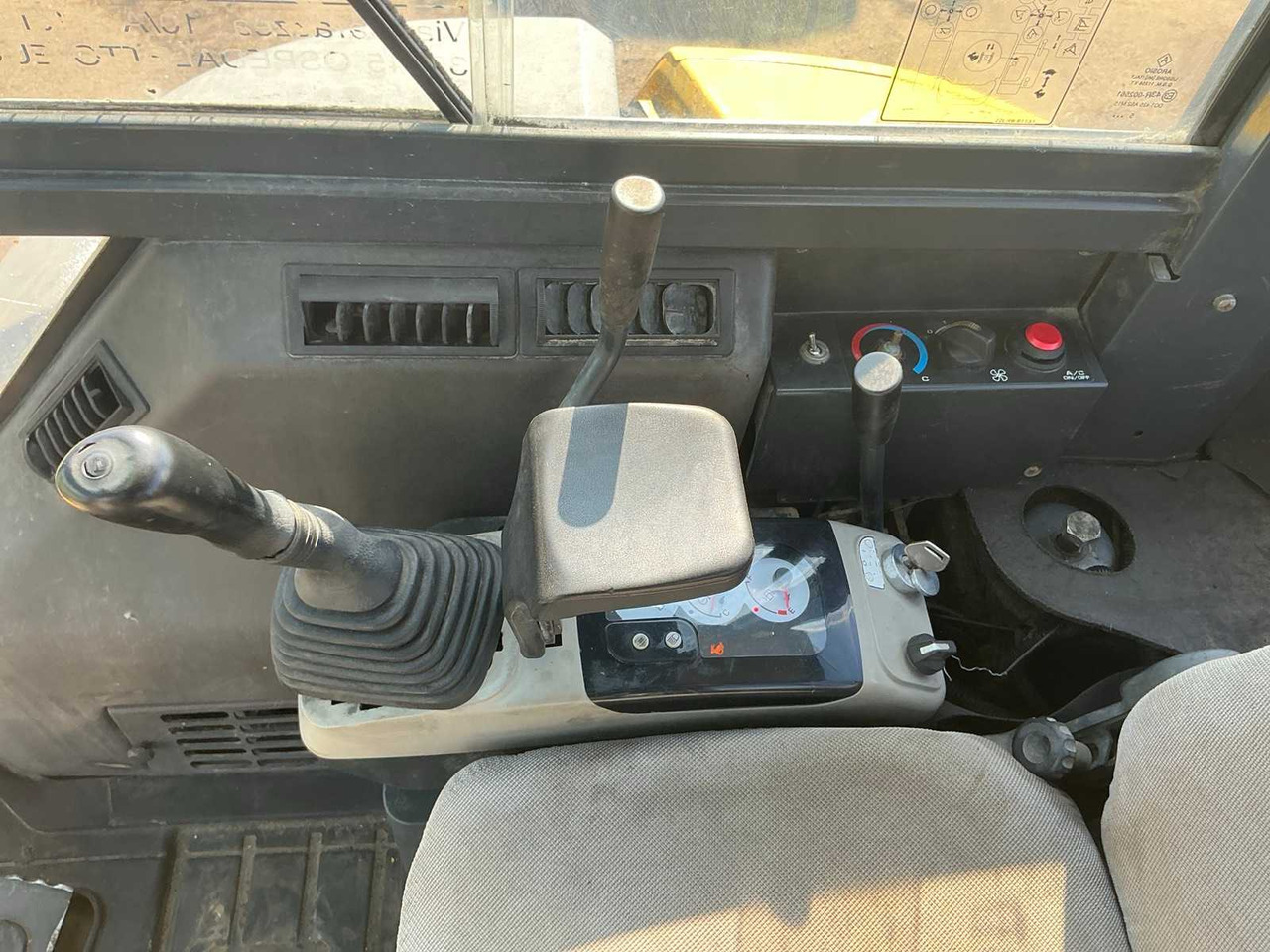 Minikotró Komatsu PC 27 MR-2: 31 kép.