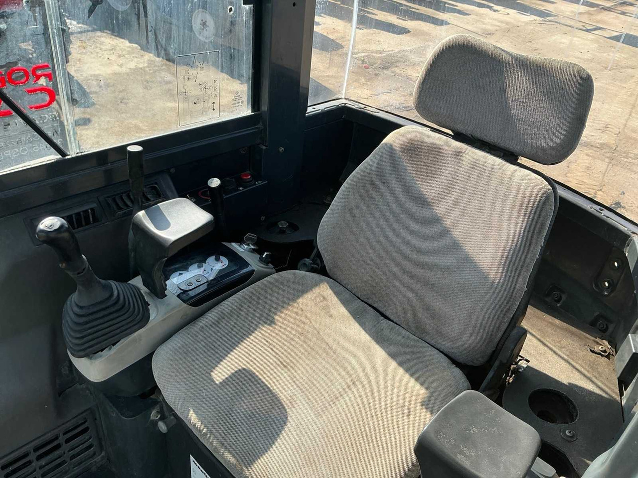 Minikotró Komatsu PC 27 MR-2: 30 kép.