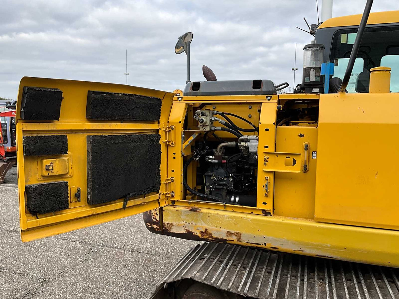 Lánctalpas kotró Komatsu PC130-7: 28 kép.