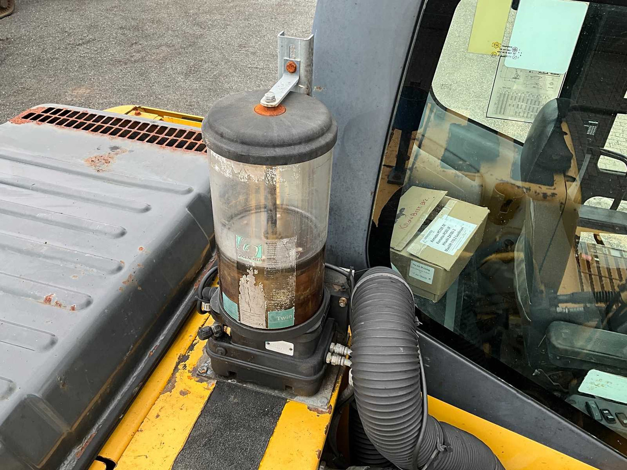 Lánctalpas kotró Komatsu PC130-7: 24 kép.