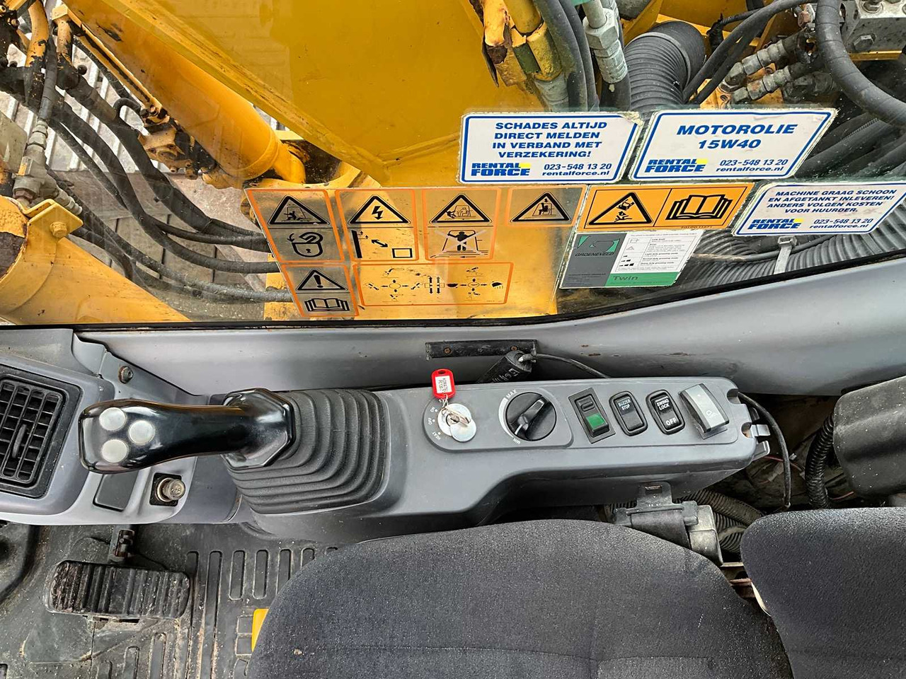 Lánctalpas kotró Komatsu PC130-7: 35 kép.