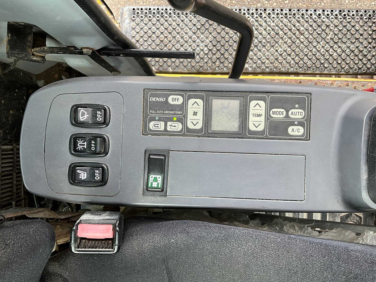 Lánctalpas kotró Komatsu PC130-7: 36 kép.