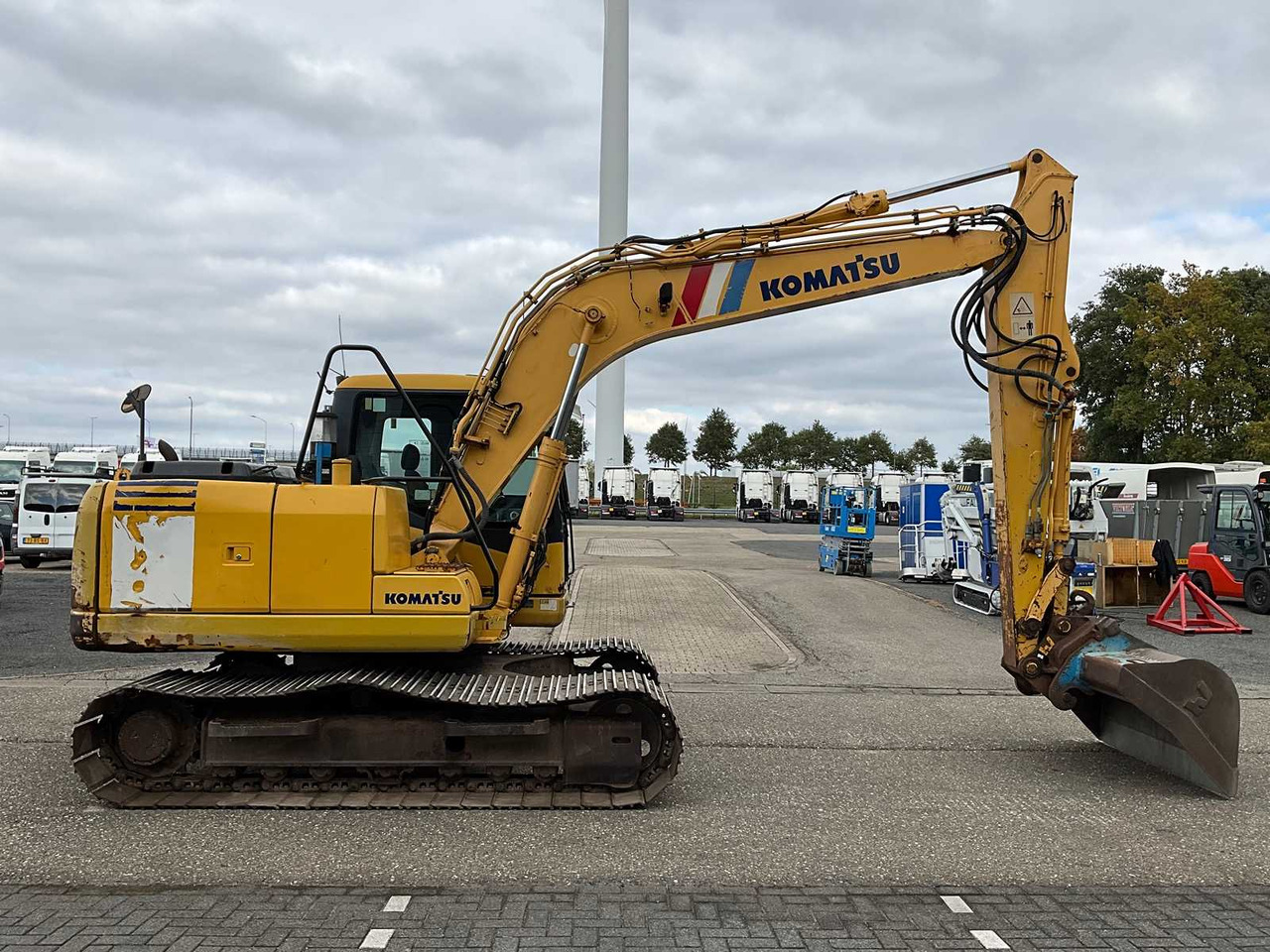 Lánctalpas kotró Komatsu PC130-7: 6 kép.