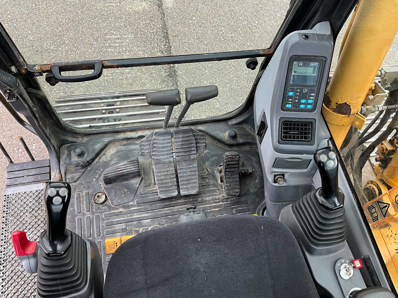 Lánctalpas kotró Komatsu PC130-7: 33 kép.