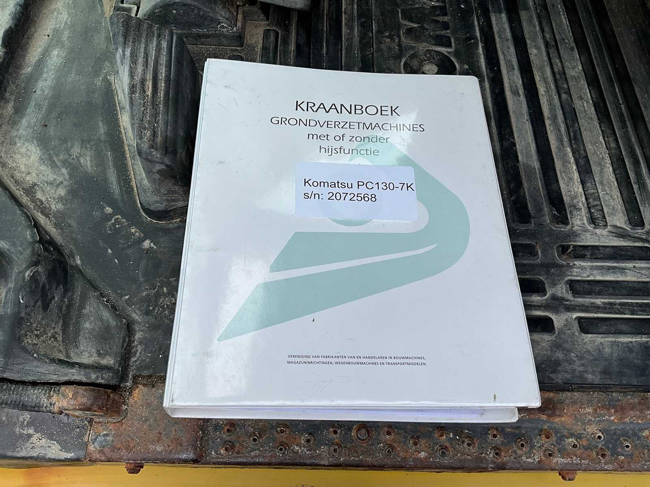 Lánctalpas kotró Komatsu PC130-7: 38 kép.