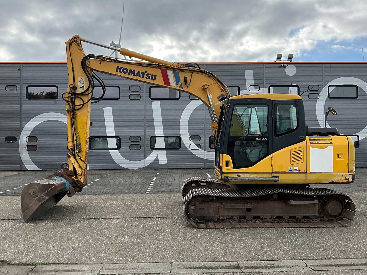 Komatsu PC130-7 - Lánctalpas kotró: 2 kép. Komatsu PC130-7 - Lánctalpas kotró: 2 kép.