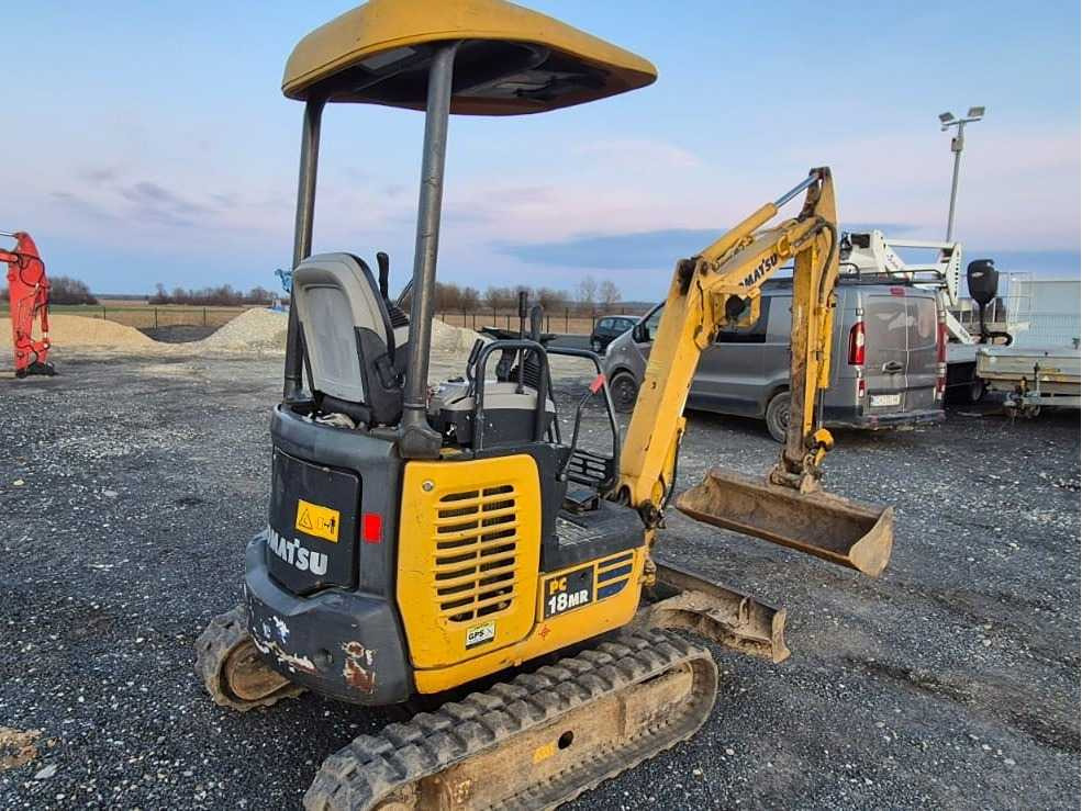 Komatsu PC18MR-2 - Minikotró: 3 kép. Komatsu PC18MR-2 - Minikotró: 3 kép.