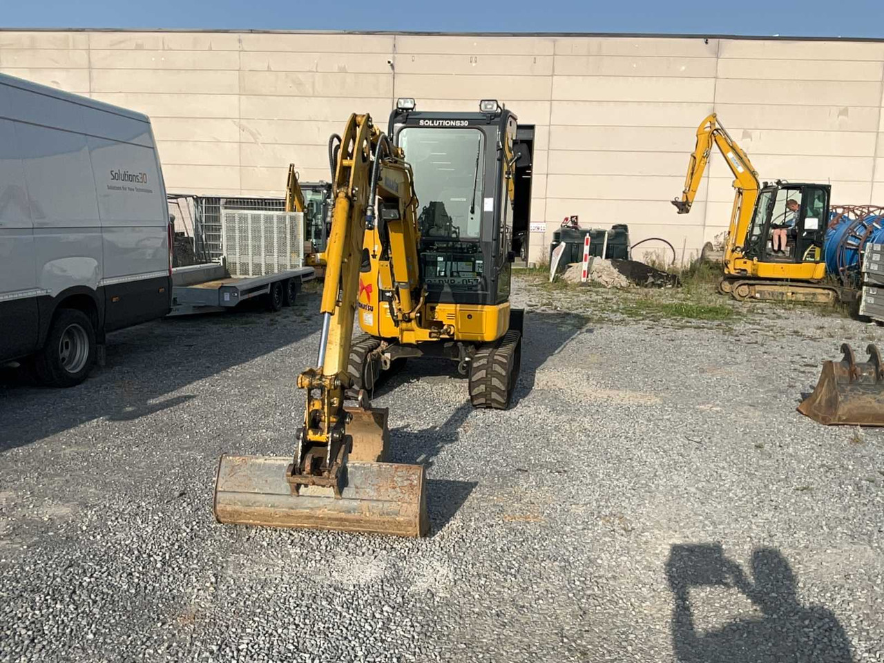 Komatsu PC26MR-5 - Minikotró: 2 kép. Komatsu PC26MR-5 - Minikotró: 2 kép.