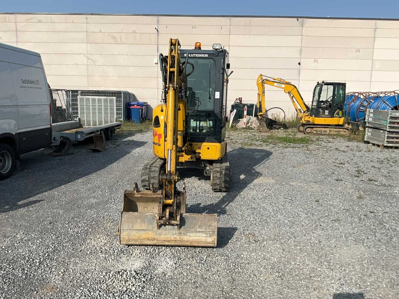 Komatsu PC26MR-5 - Minikotró: 2 kép. Komatsu PC26MR-5 - Minikotró: 2 kép.