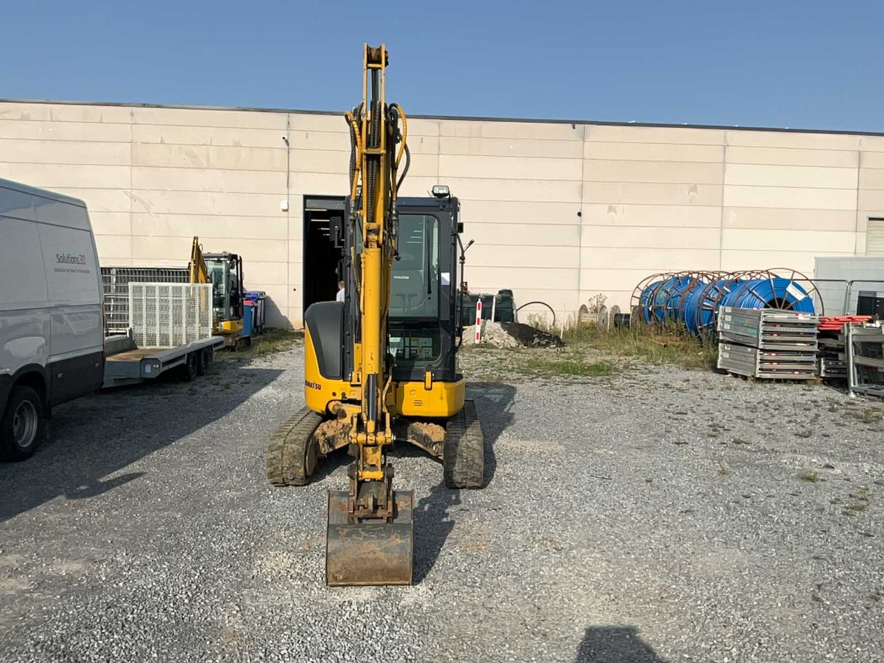 Komatsu PC35MR-5 - Minikotró: 2 kép. Komatsu PC35MR-5 - Minikotró: 2 kép.