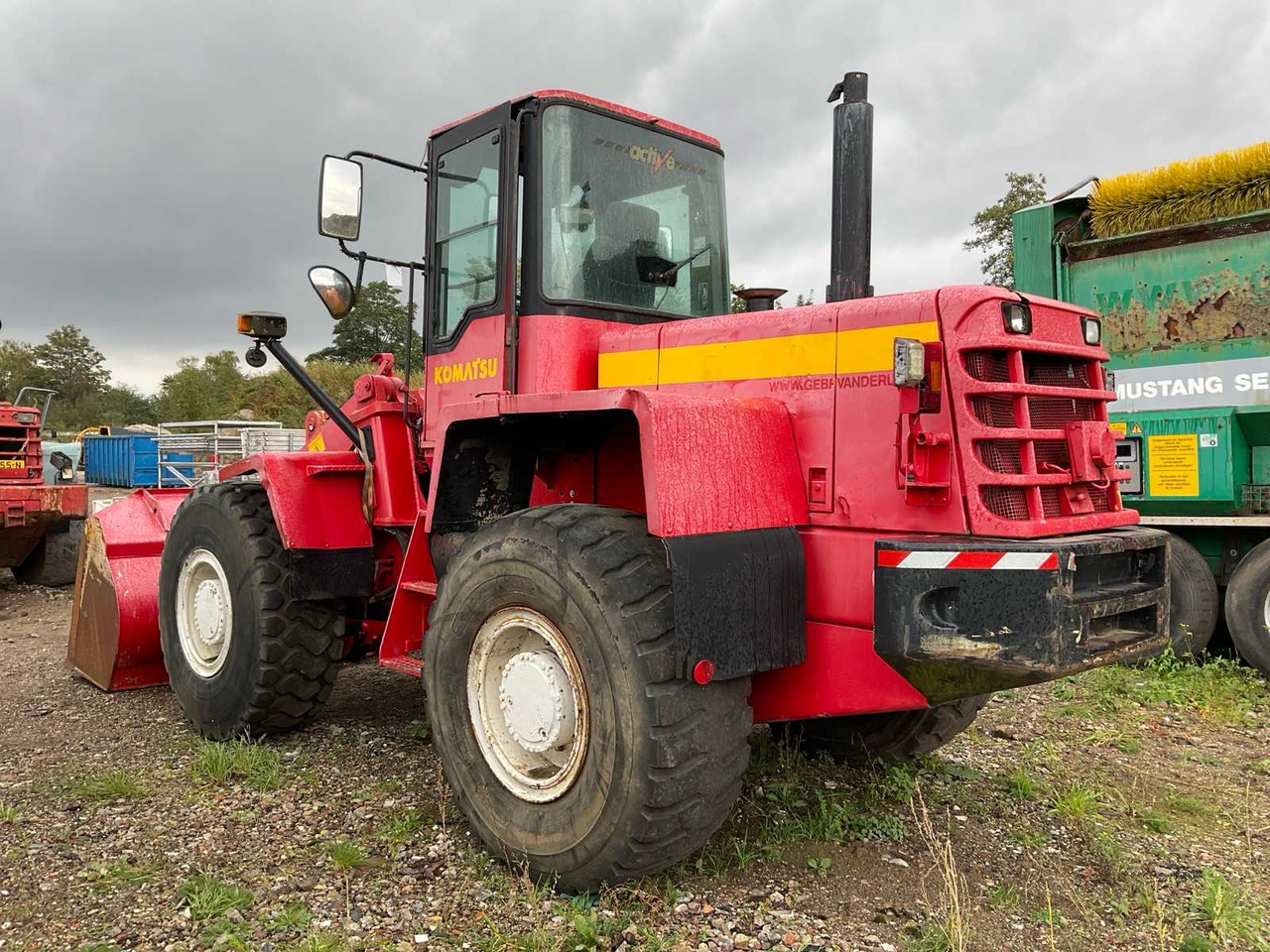 Komatsu WA270 - Gumikerekes homlokrakodó: 2 kép. Komatsu WA270 - Gumikerekes homlokrakodó: 2 kép.