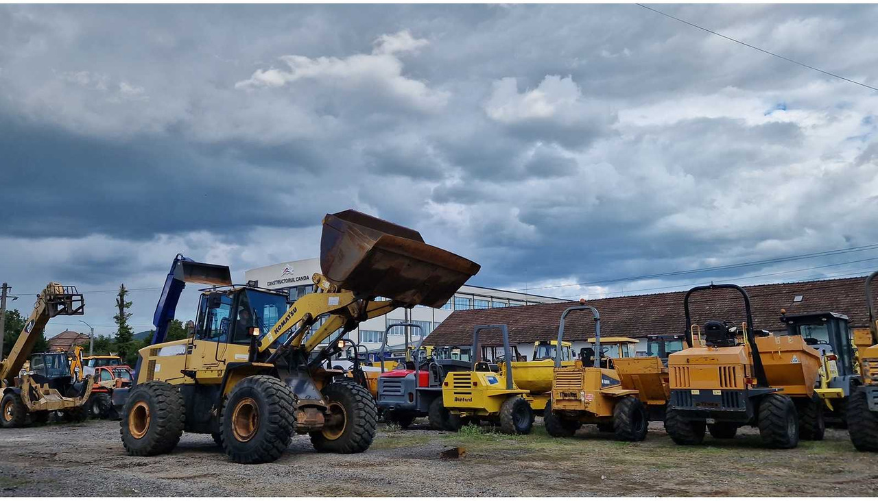 Komatsu WA380-6 - Gumikerekes homlokrakodó: 2 kép. Komatsu WA380-6 - Gumikerekes homlokrakodó: 2 kép.