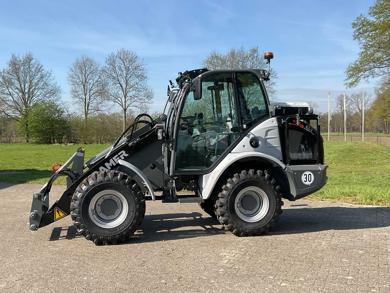 Kramer KL33.5L - Gumikerekes homlokrakodó: 2 kép. Kramer KL33.5L - Gumikerekes homlokrakodó: 2 kép.