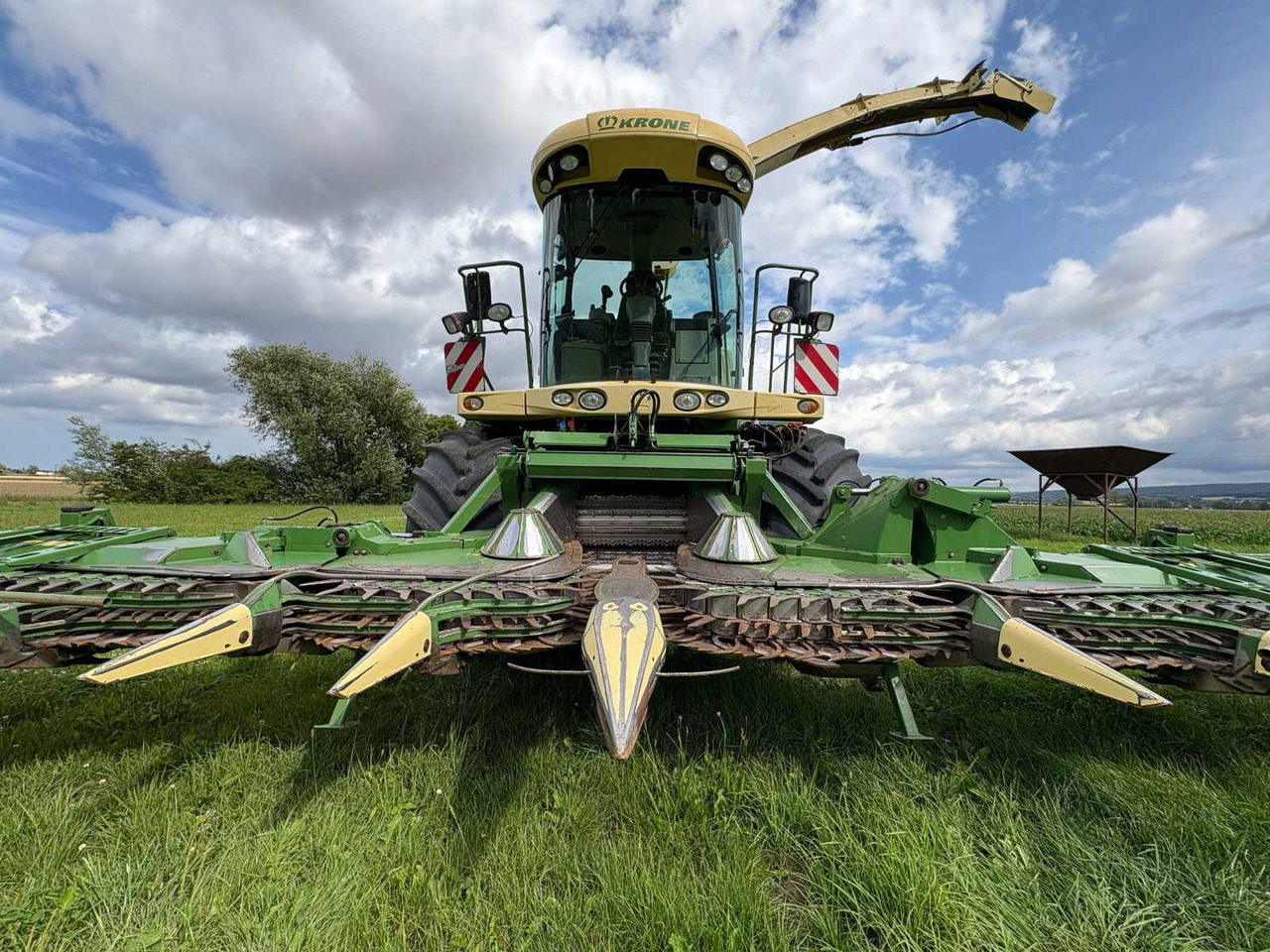 Krone Big X 700 mit EasyCollect 903 - Önjáró szecskázógép: 3 kép. Krone Big X 700 mit EasyCollect 903 - Önjáró szecskázógép: 3 kép.