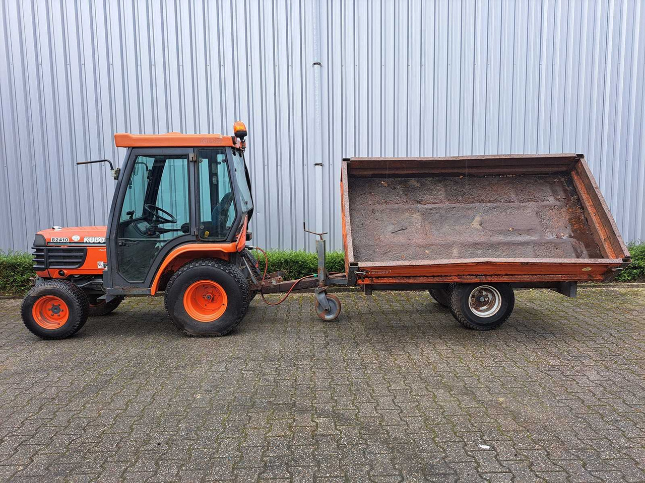 Kubota B2410 - Kistraktor: 3 kép. Kubota B2410 - Kistraktor: 3 kép.