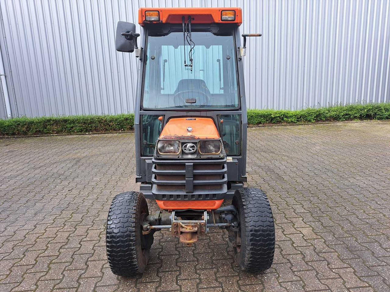 Kubota B2410 - Kistraktor: 2 kép. Kubota B2410 - Kistraktor: 2 kép.