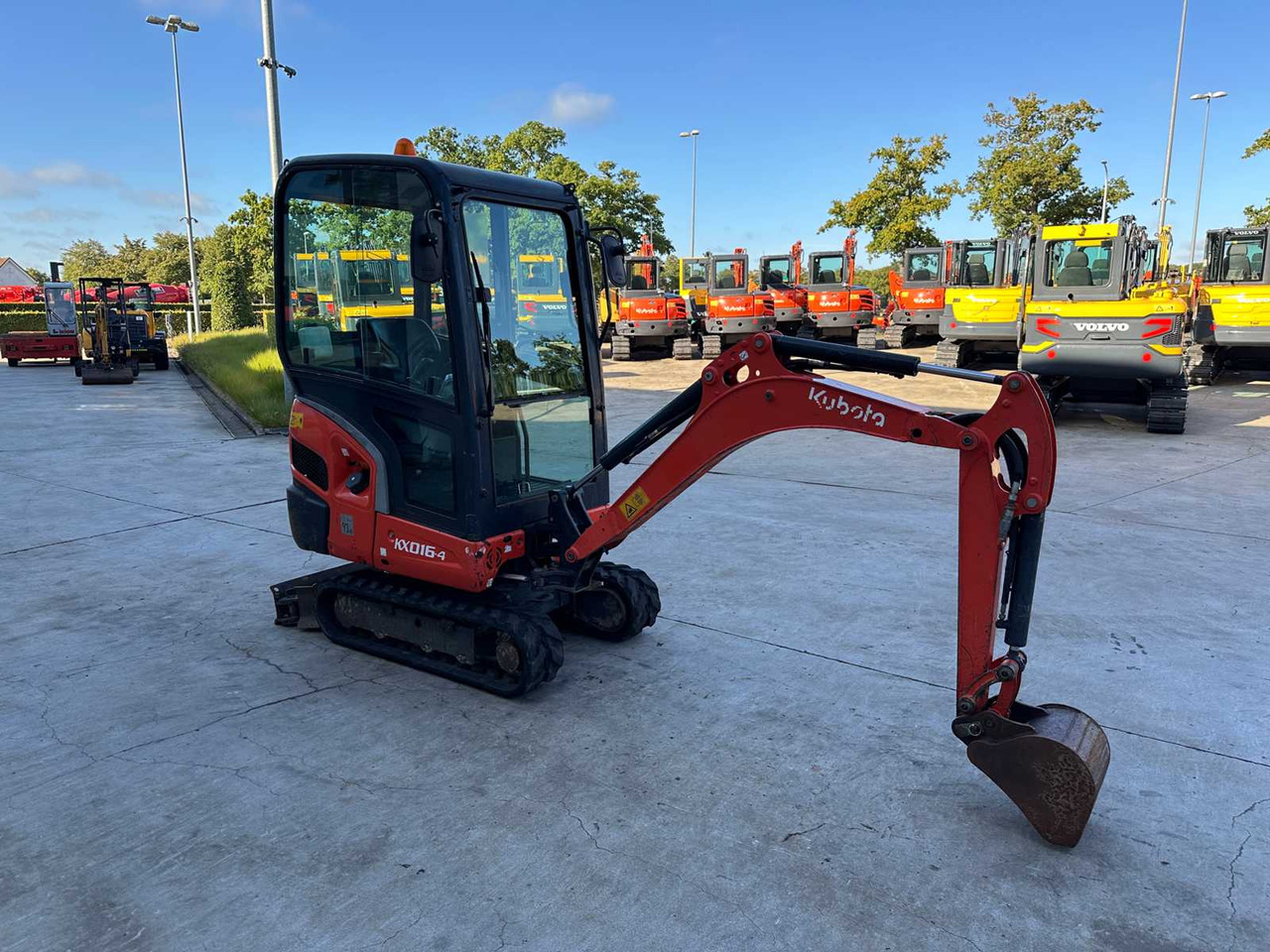 Kubota KX016-4 - Lánctalpas kotró: 3 kép. Kubota KX016-4 - Lánctalpas kotró: 3 kép.
