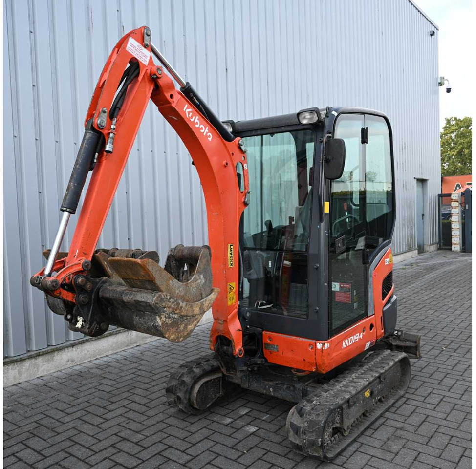 Kubota KX019-4 - Lánctalpas kotró: 2 kép. Kubota KX019-4 - Lánctalpas kotró: 2 kép.