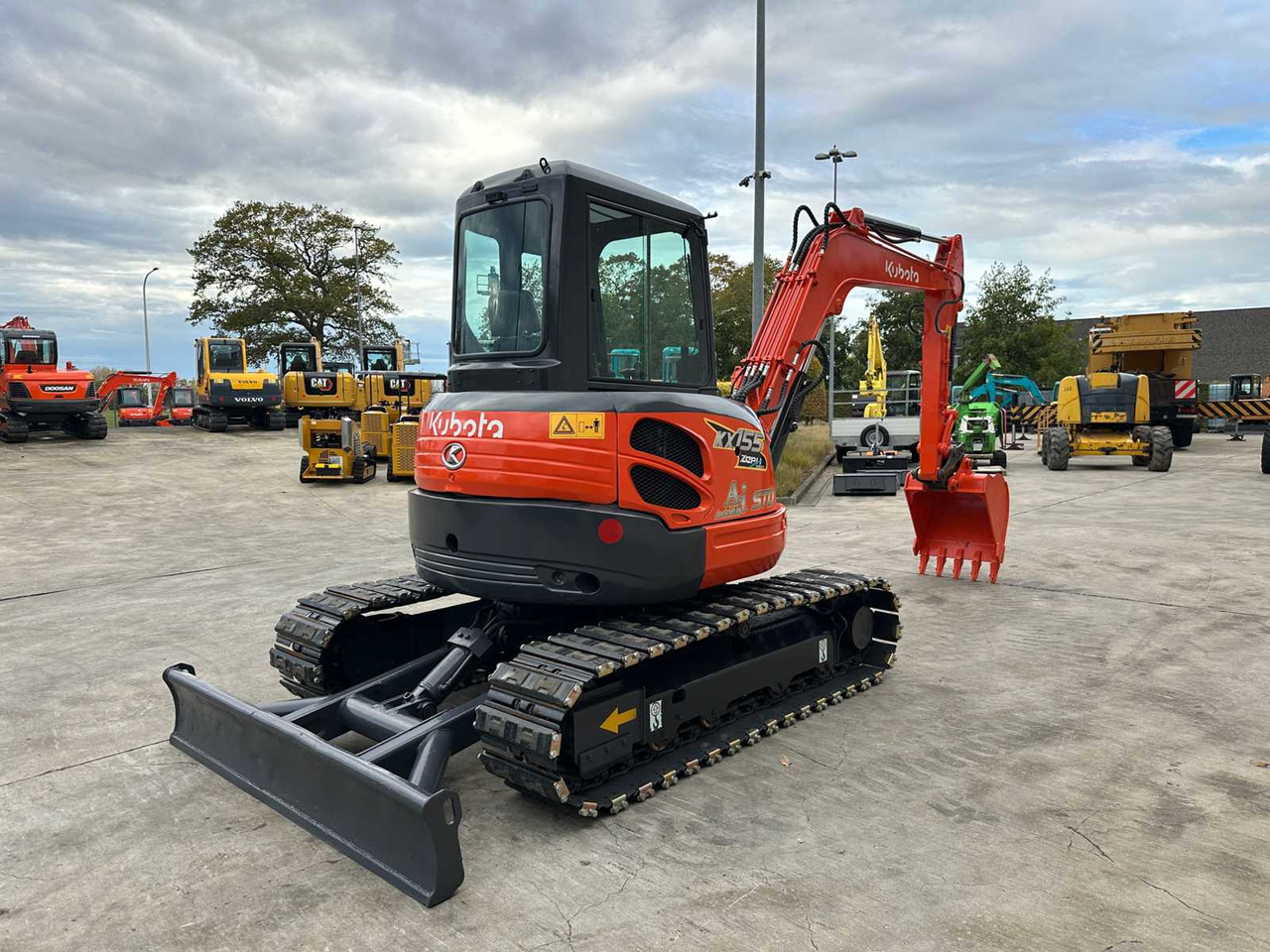 Kubota KX155-3SZ - Lánctalpas kotró: 4 kép. Kubota KX155-3SZ - Lánctalpas kotró: 4 kép.