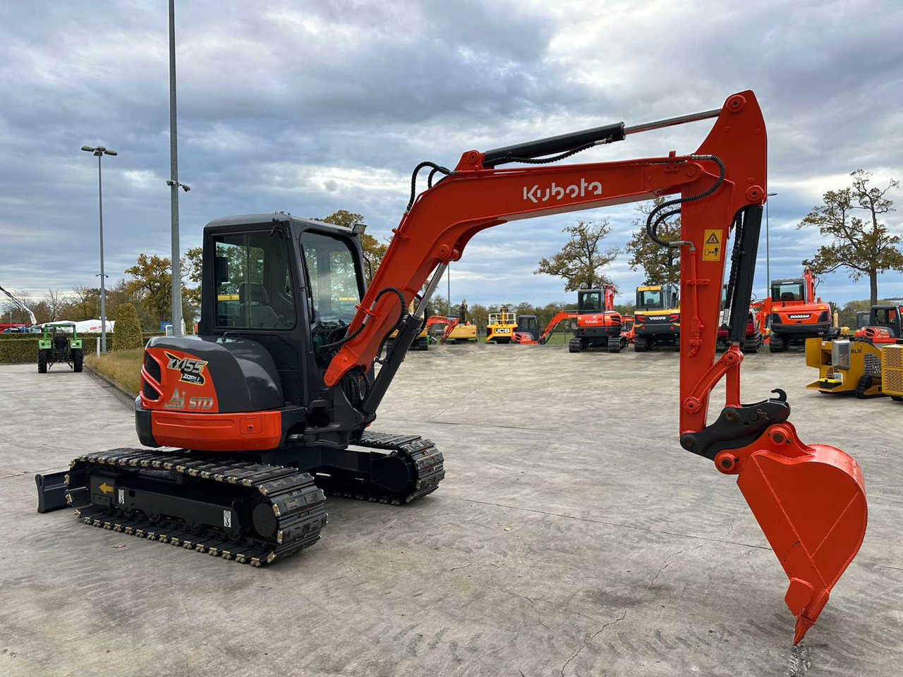 Kubota KX155-3SZ - Lánctalpas kotró: 3 kép. Kubota KX155-3SZ - Lánctalpas kotró: 3 kép.