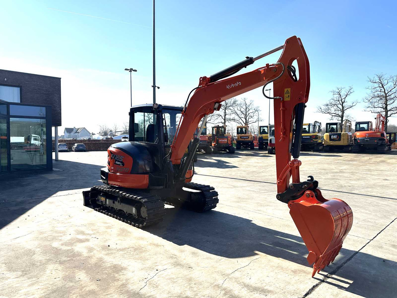 Kubota KX165-5 - Lánctalpas kotró: 3 kép. Kubota KX165-5 - Lánctalpas kotró: 3 kép.