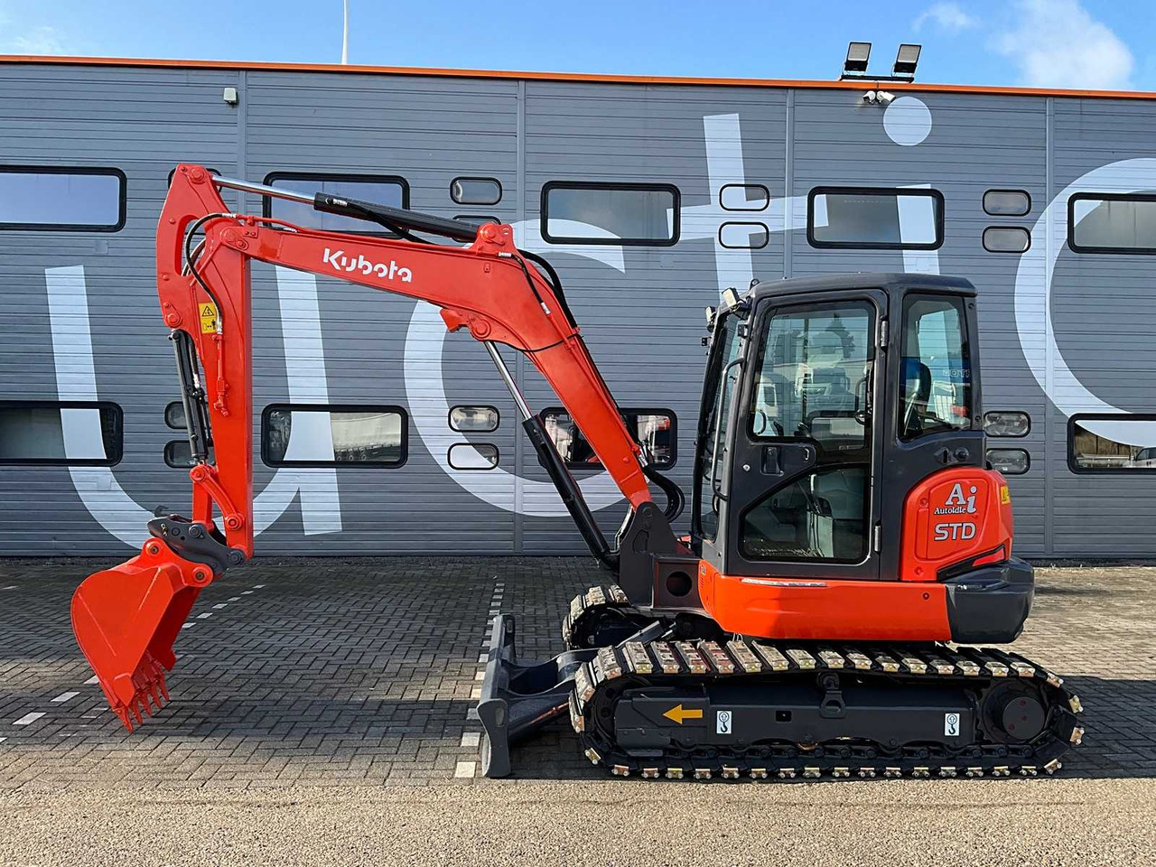Kubota KX165-5 - Lánctalpas kotró: 2 kép. Kubota KX165-5 - Lánctalpas kotró: 2 kép.