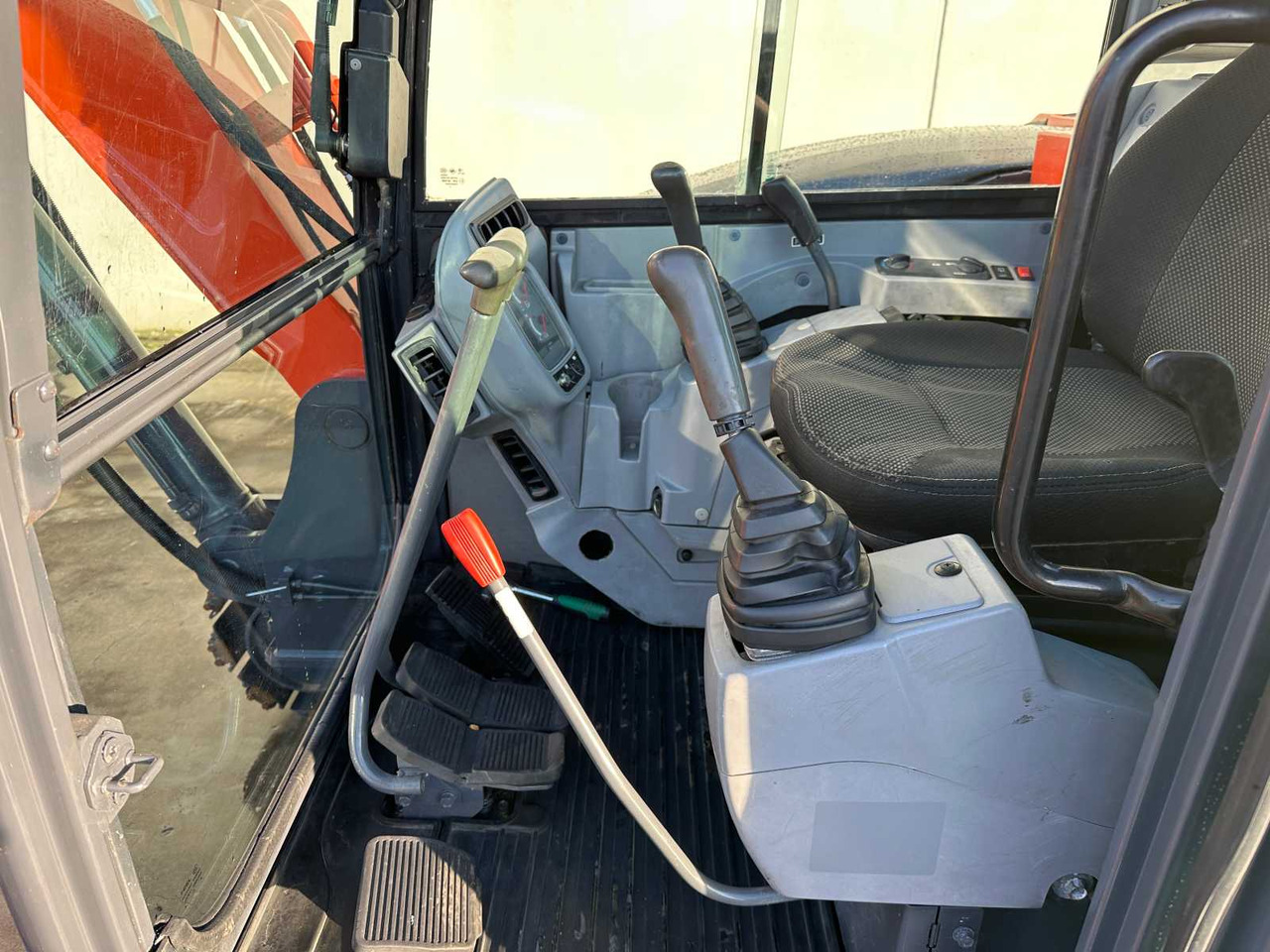 Lánctalpas kotró Kubota KX175-5: 37 kép.