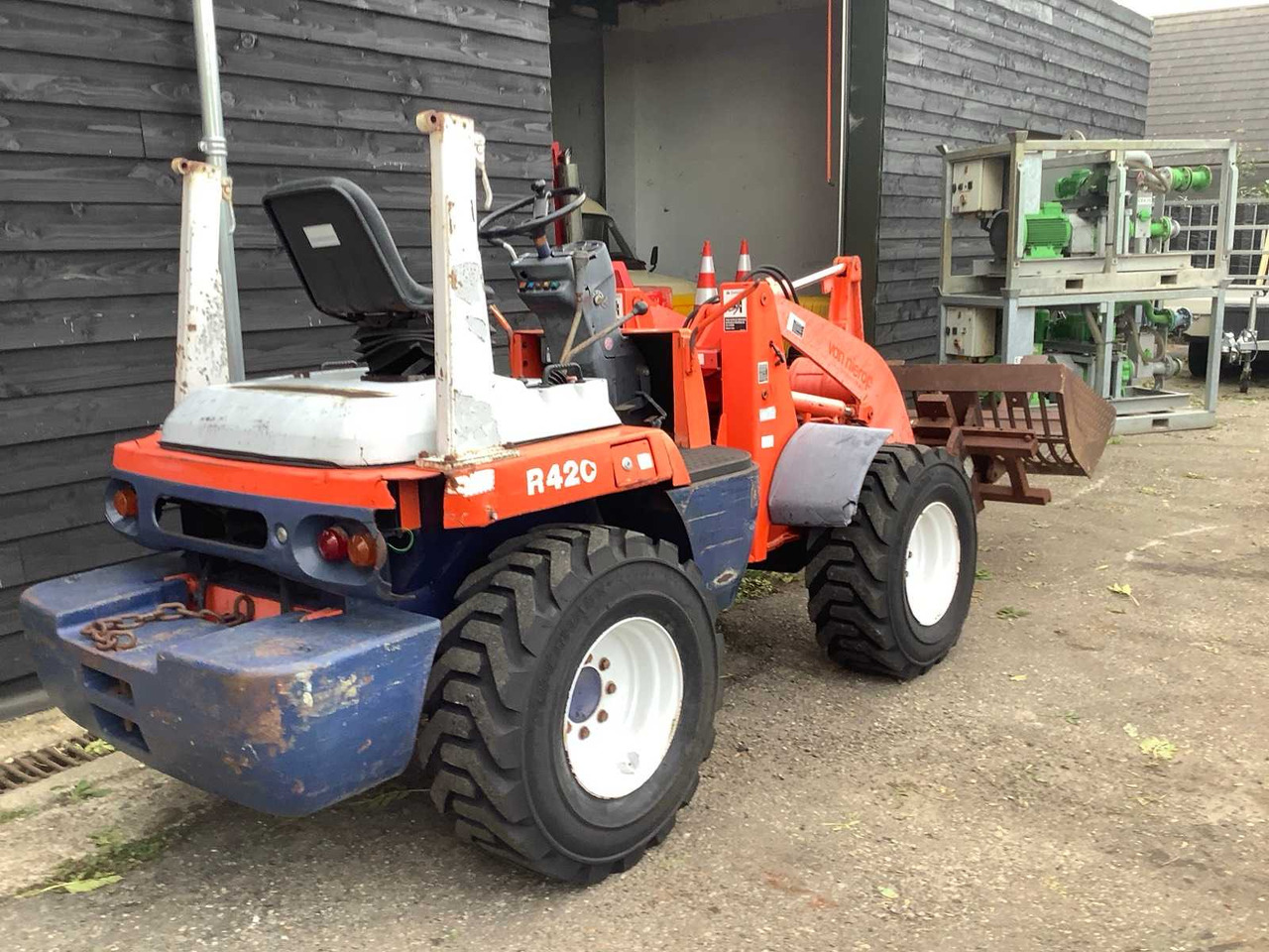 Kubota R420 - Gumikerekes homlokrakodó: 2 kép. Kubota R420 - Gumikerekes homlokrakodó: 2 kép.